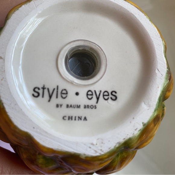 Style-Eyes by Baum Bros Pineapple Salt & Pepper Shaker Set - Picture 5 of 7